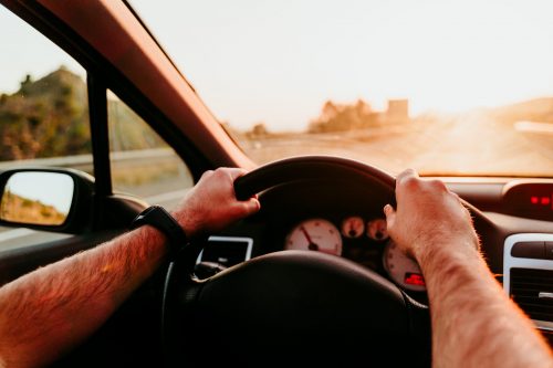 jeune conducteur conduisant une voiture puissante